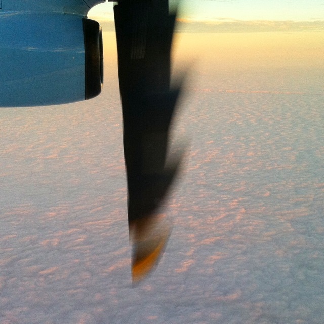 Propeller Turboprop Dash8 am Flug nach Innsbruck über Wolken