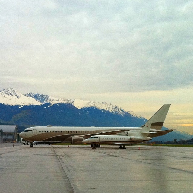 Die Flugzeuge mit der Registrierung OE-IDX und P4-MES am Airport Innsbruck (Inn)