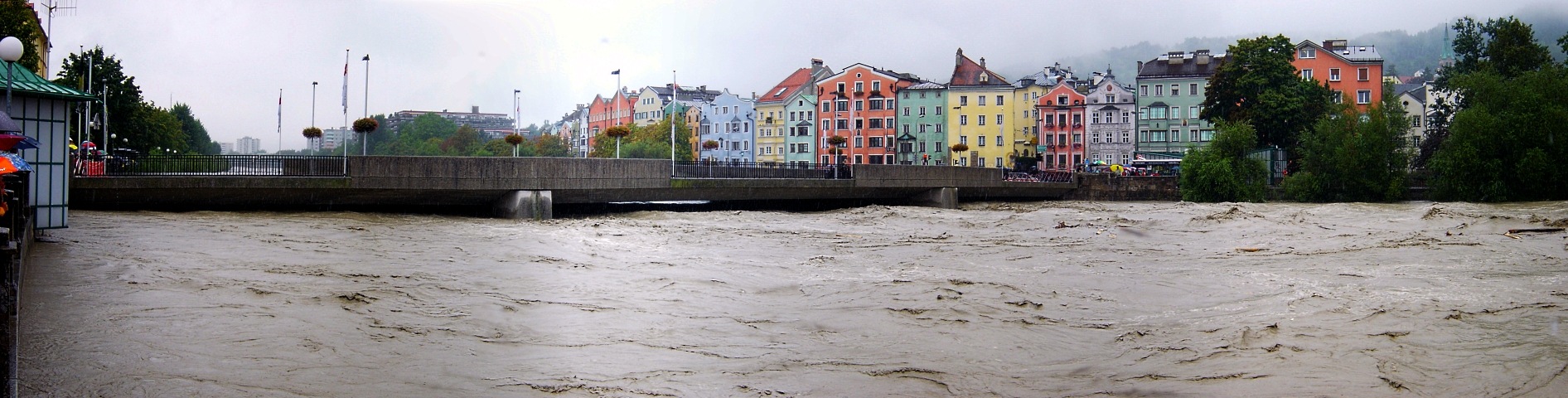 Panorama vom Hochwasser in Innsbruck am 23.08.2005 bei der Innsbrucker Innbrücke neben der Altstadt