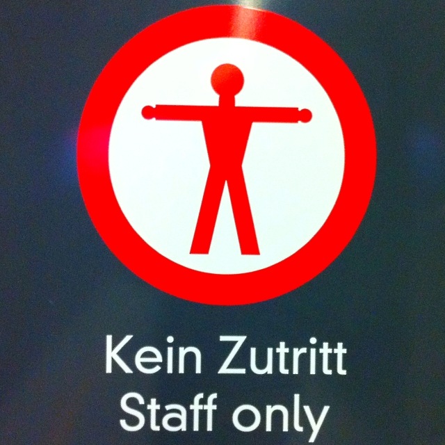 Schild mit der Aufschrift: Kein Zutritt, Staff only