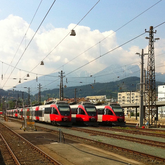 Drei Talent-Züge in Parkposition am Bahnhof in Innsbruck